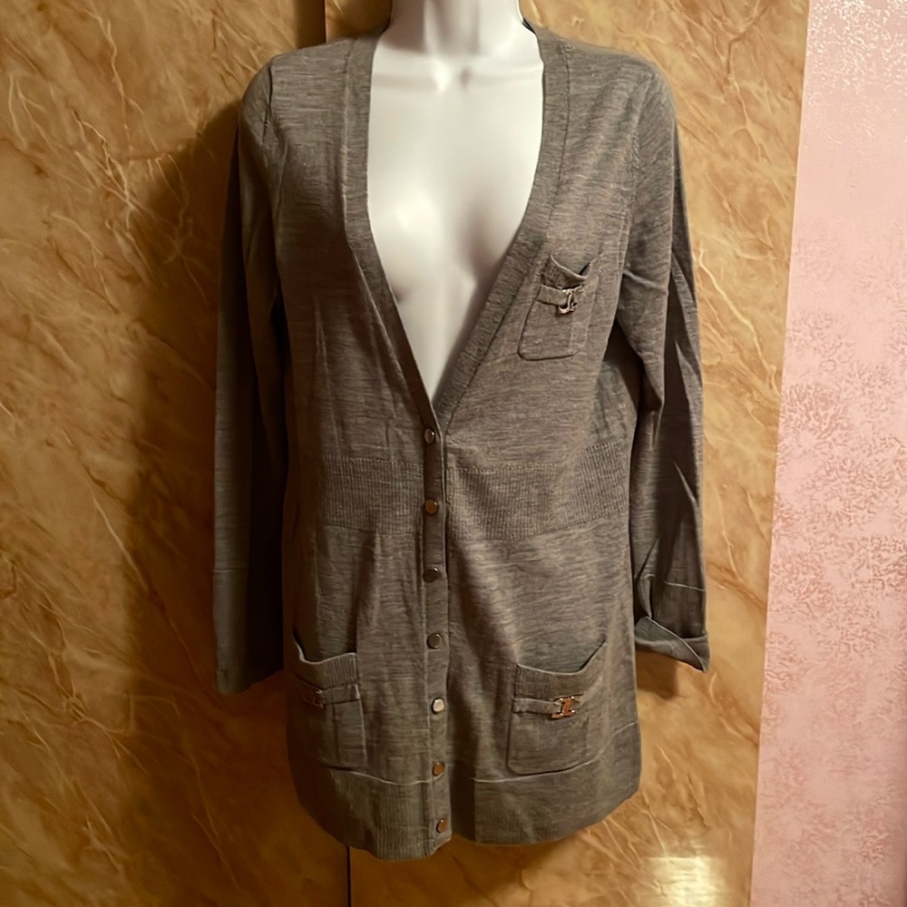 Woman new cardigan no tag color grey deep V-neck, button and tree patch pockets